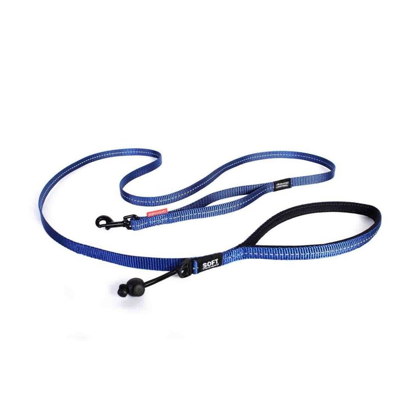 Correa Soft Trainer Lite EZYDOG azul con franja reflejante, extendida sobre fondo blanco, con mosquetón y mango acolchado neg