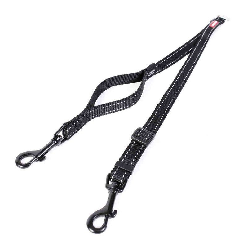 Correa doble Soft Touch Coupler de EzyDog en negro con líneas reflejantes, dos mosquetones y hebilla ajustable, sobre fondo b