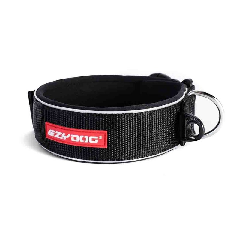 Collar ancho Neo EzyDog negro con logo rojo, vista de frente con argolla metálica, ribete reflejante e interior acolchado